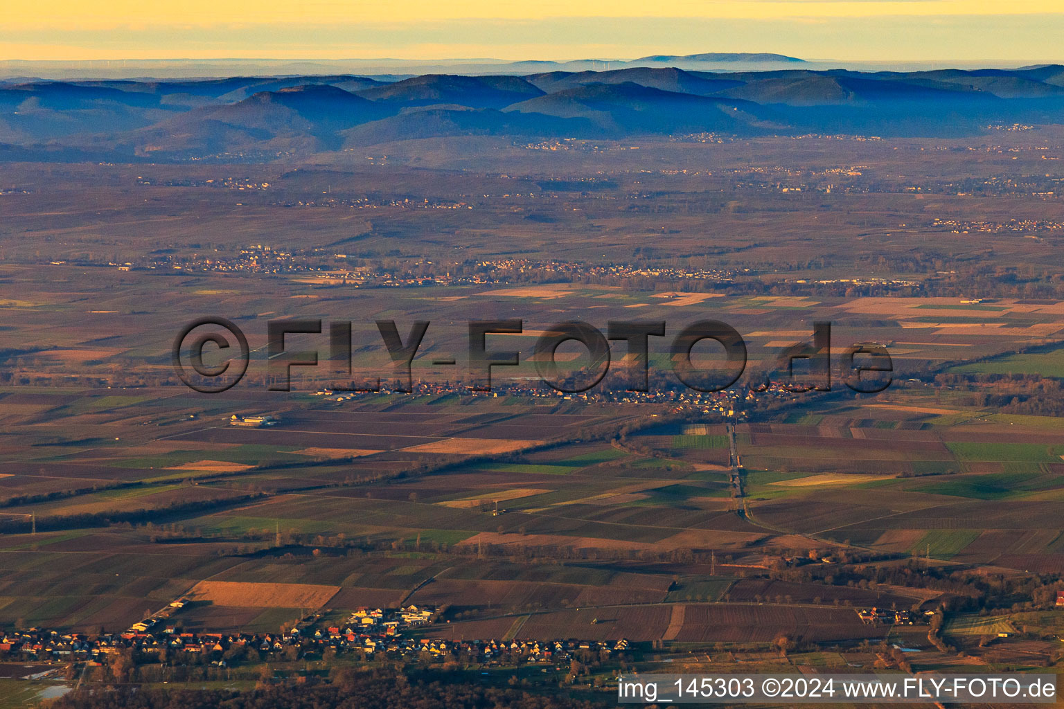 Ortsansicht aus Süden im Winter mit Fernsicht bis zum Donnersberg in Winden im Bundesland Rheinland-Pfalz, Deutschland