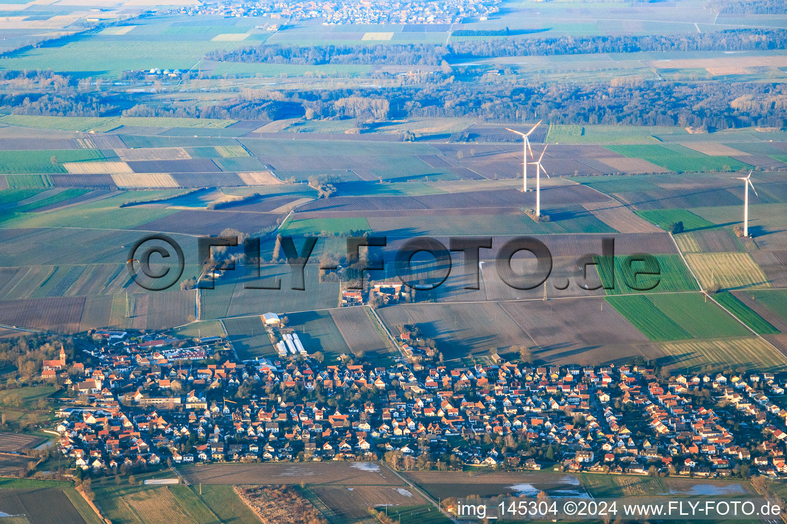 Windpark im Winter in Minfeld im Bundesland Rheinland-Pfalz, Deutschland