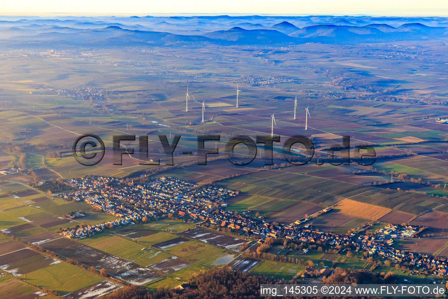 Windpark im Winter mit Fernsicht über den Pfälzerwald in Freckenfeld im Bundesland Rheinland-Pfalz, Deutschland