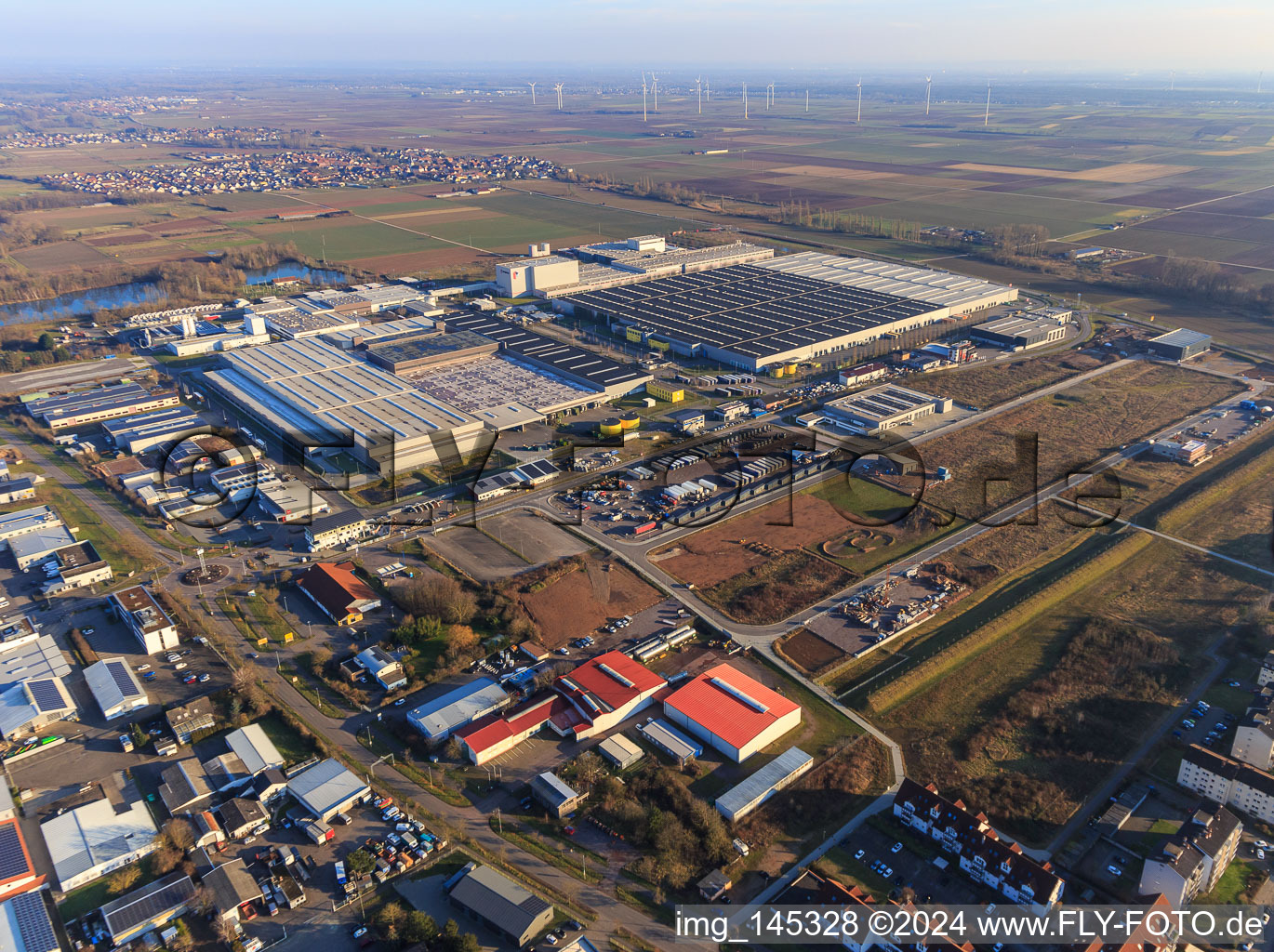 Industriegebiet Interpark aus Nordosten im Ortsteil Offenbach in Offenbach an der Queich im Bundesland Rheinland-Pfalz, Deutschland