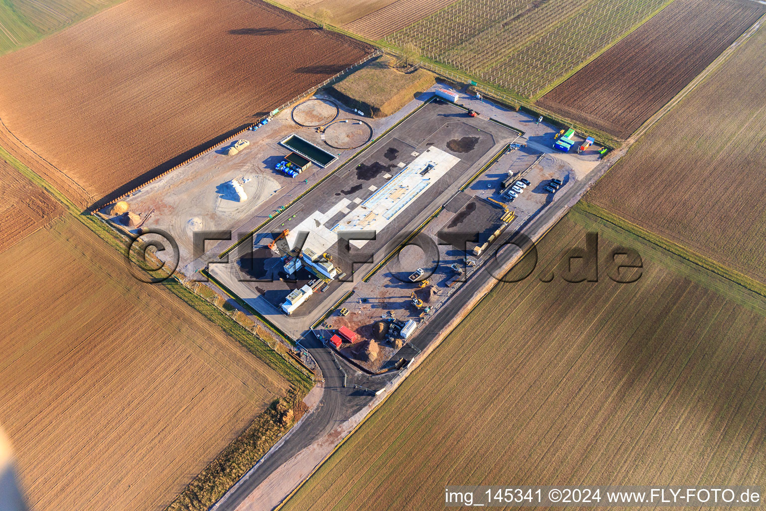 Baustelle des Tiefenbohrplatz V20 von Vulcan Ernergy am Schleidberg zur Förderung von Geohtermie und Lithium in Insheim im Bundesland Rheinland-Pfalz, Deutschland von der Drohne aus gesehen