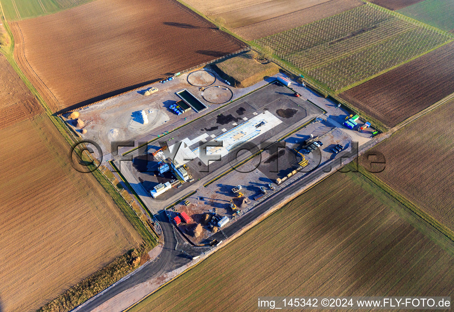 Luftbild von Baustelle des Tiefenbohrplatz V20 von Vulcan Ernergy am Schleidberg zur Förderung von Geohtermie und Lithium in Insheim im Bundesland Rheinland-Pfalz, Deutschland