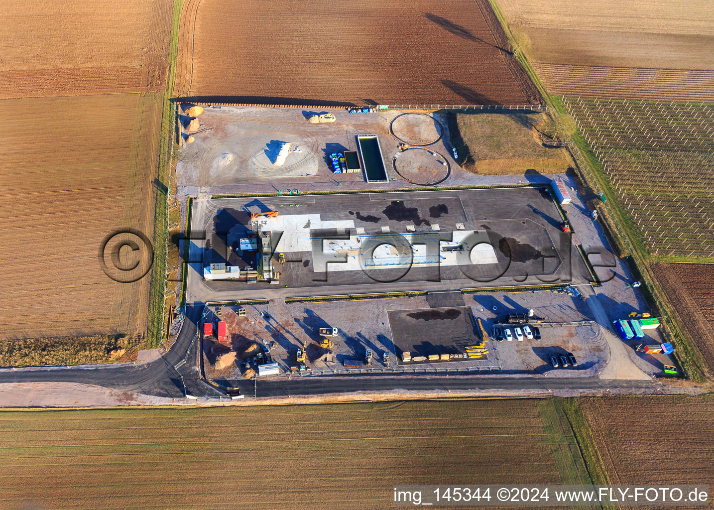 Luftaufnahme von Baustelle des Tiefenbohrplatz V20 von Vulcan Ernergy am Schleidberg zur Förderung von Geohtermie und Lithium in Insheim im Bundesland Rheinland-Pfalz, Deutschland