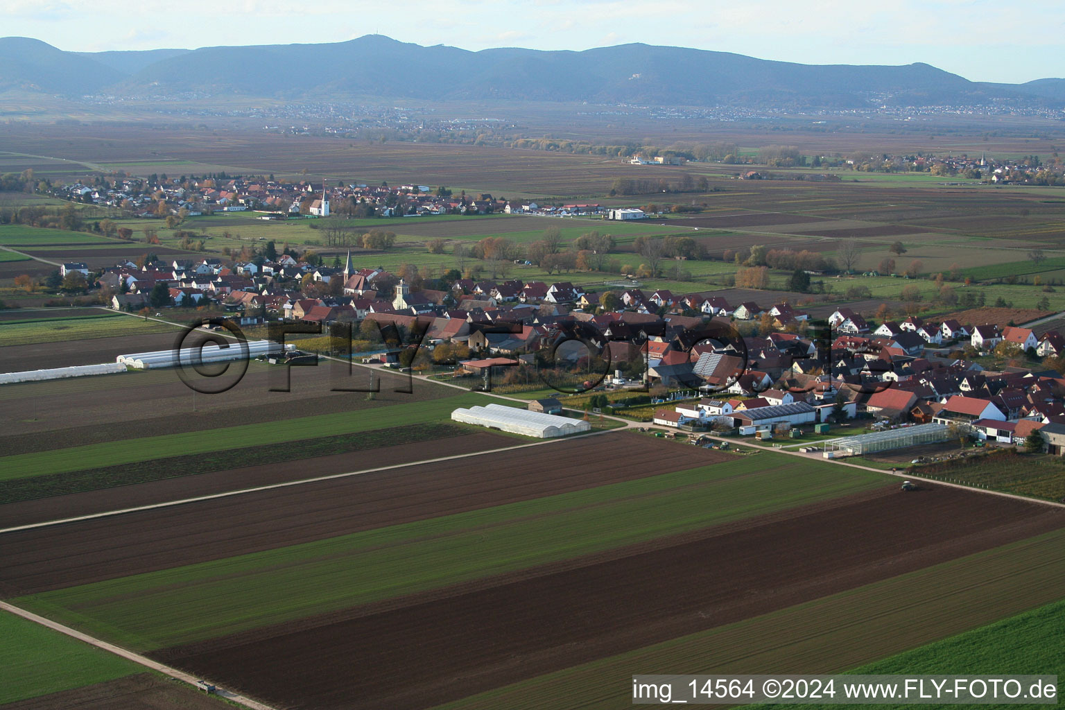 Schrägluftbild von Dorf - Ansicht in Böbingen im Bundesland Rheinland-Pfalz, Deutschland