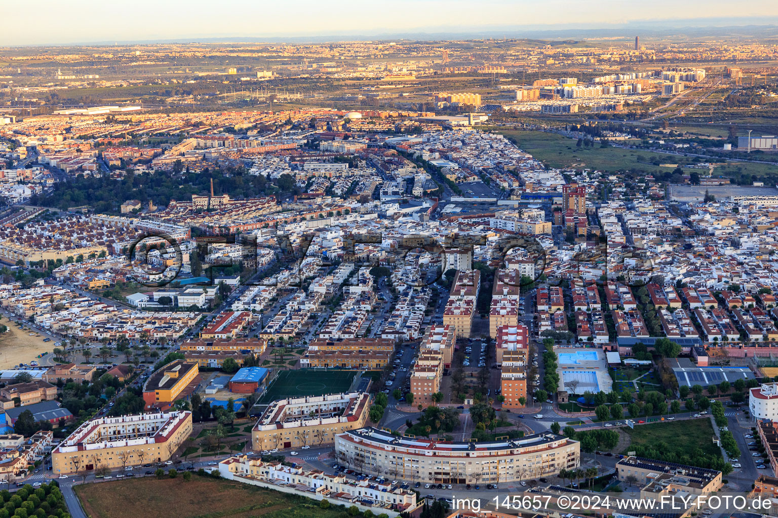 Stadtteil hinter dem Kreisverkehr hinter der C. Parroco Valeriano in Dos Hermanas im Bundesland Sevilla, Spanien