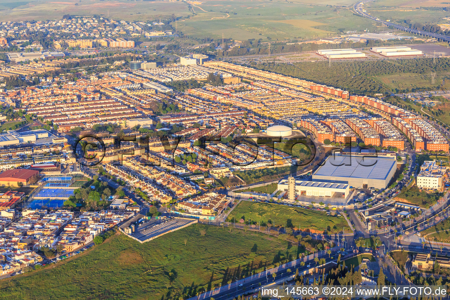 Statteil an der C. Leopoldo Alas "Clarín" hinter der Müllabfuhr Punto Limpio in Dos Hermanas im Bundesland Sevilla, Spanien