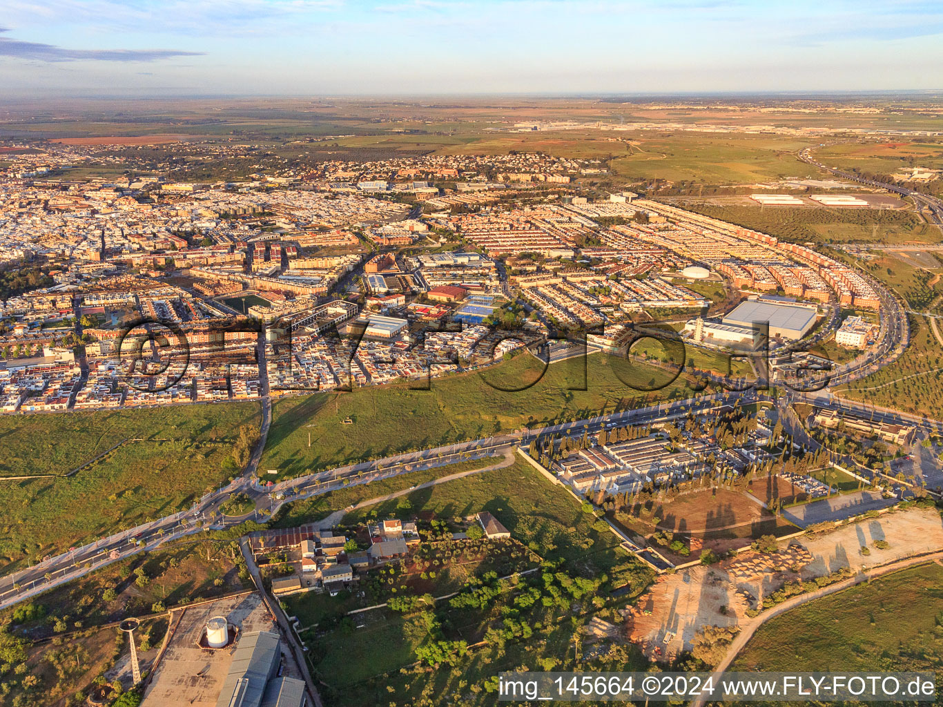 Luftbild von Statteil an der C. Leopoldo Alas "Clarín" hinter der Müllabfuhr Punto Limpio in Dos Hermanas im Bundesland Sevilla, Spanien