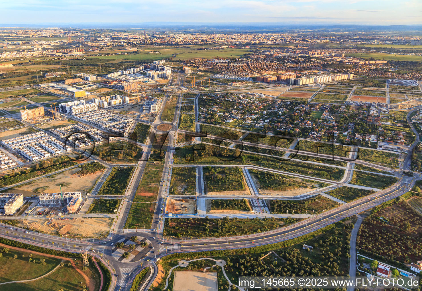 Erschliessung neuer Wohn- und Gewerbebauflächen an der Av. Rafael Escuredo Rodríguez und dem Menasalbas Park in Dos Hermanas im Bundesland Sevilla, Spanien