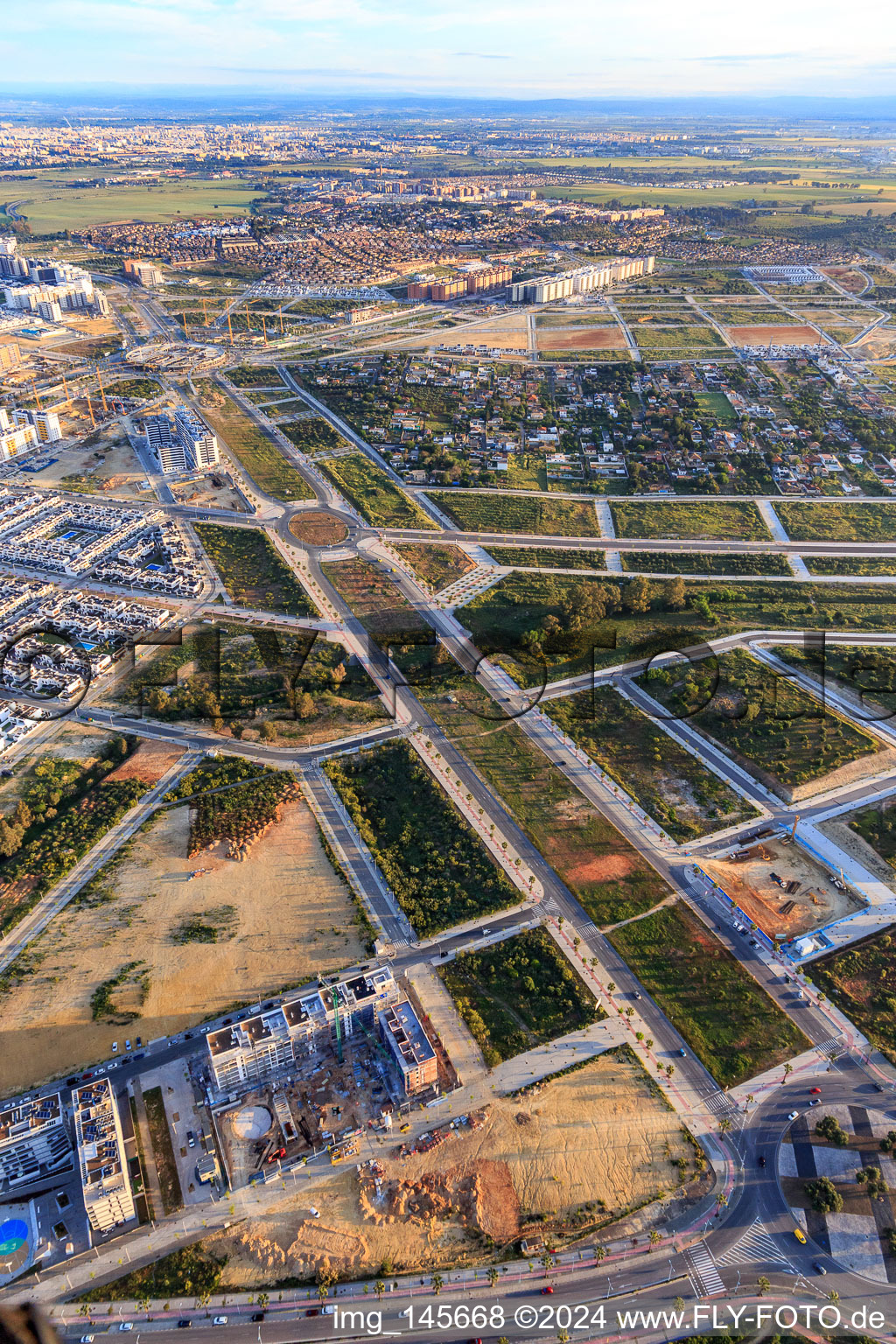 Luftbild von Erschliessung neuer Wohn- und Gewerbebauflächen an der Av. Rafael Escuredo Rodríguez und dem Menasalbas Park in Dos Hermanas im Bundesland Sevilla, Spanien
