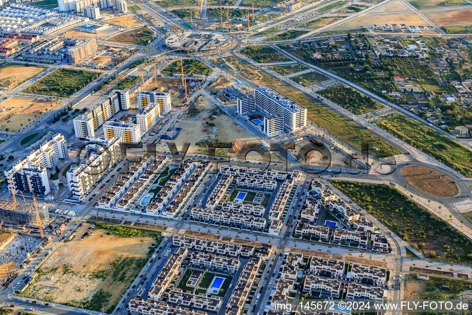 Neubaugebiet an der Av. Celia Casado Rodríguez mit   VÍA ÁGORA Entrenúcleos in Dos Hermanas im Bundesland Sevilla, Spanien