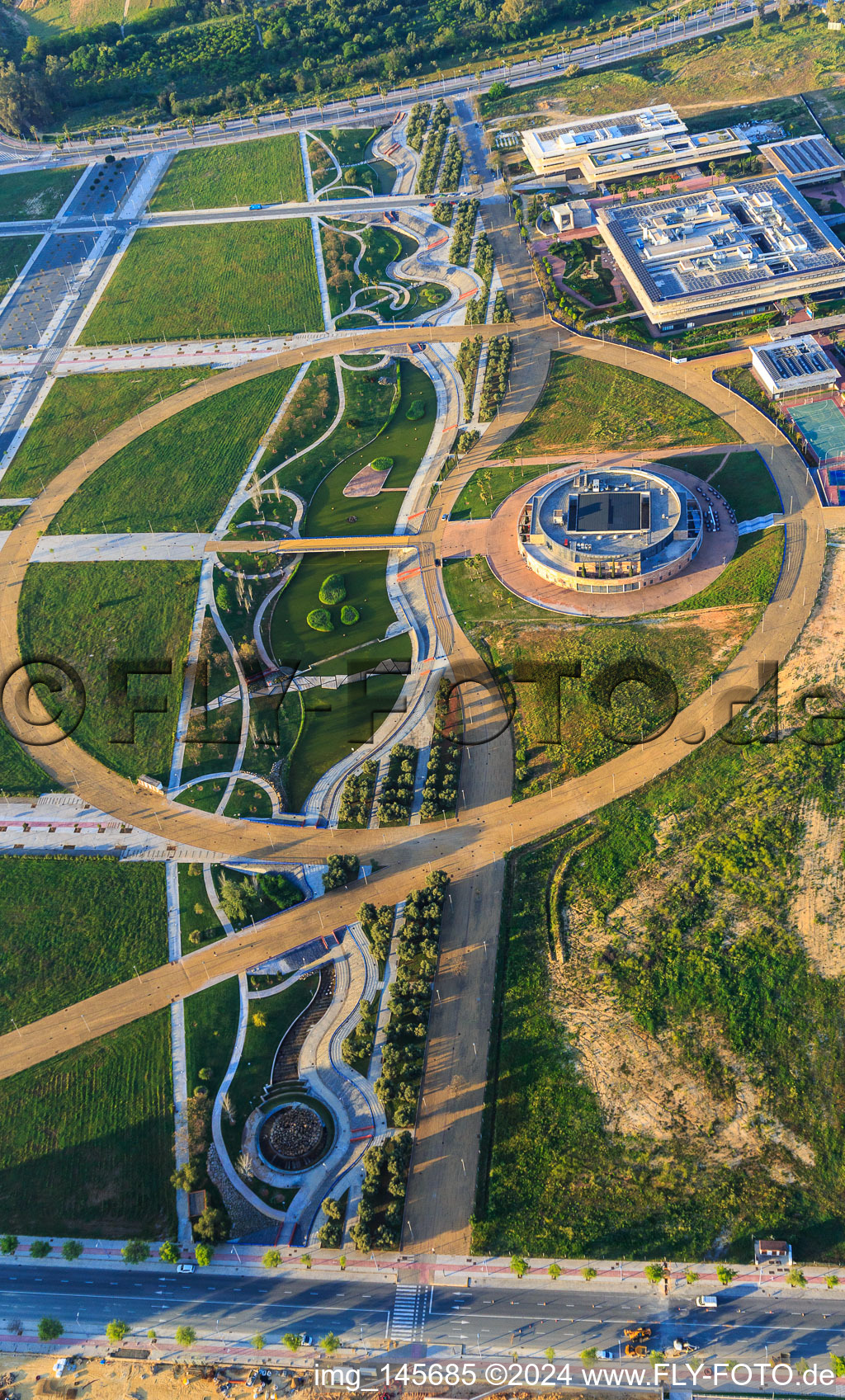 Schrägluftbild von Research and Development Park Dehesa de Valme ,  Ciudad del Conocimiento vor der Universidad Loyola (Campus Sevilla) am Park Lago de la Vida in Dos Hermanas, Spanien