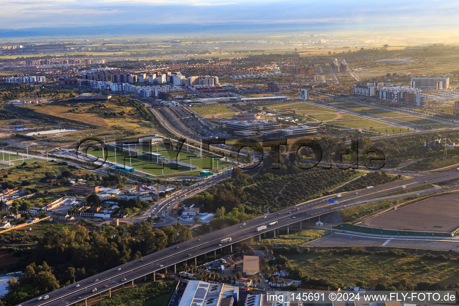 Sportstadien Ciudad Deportiva Rafael Gordillo • Real Betis Balompié und Research and Universidad Loyola (Campus Sevilla) beidseits der Av. de las Universidades in Dos Hermanas, Spanien