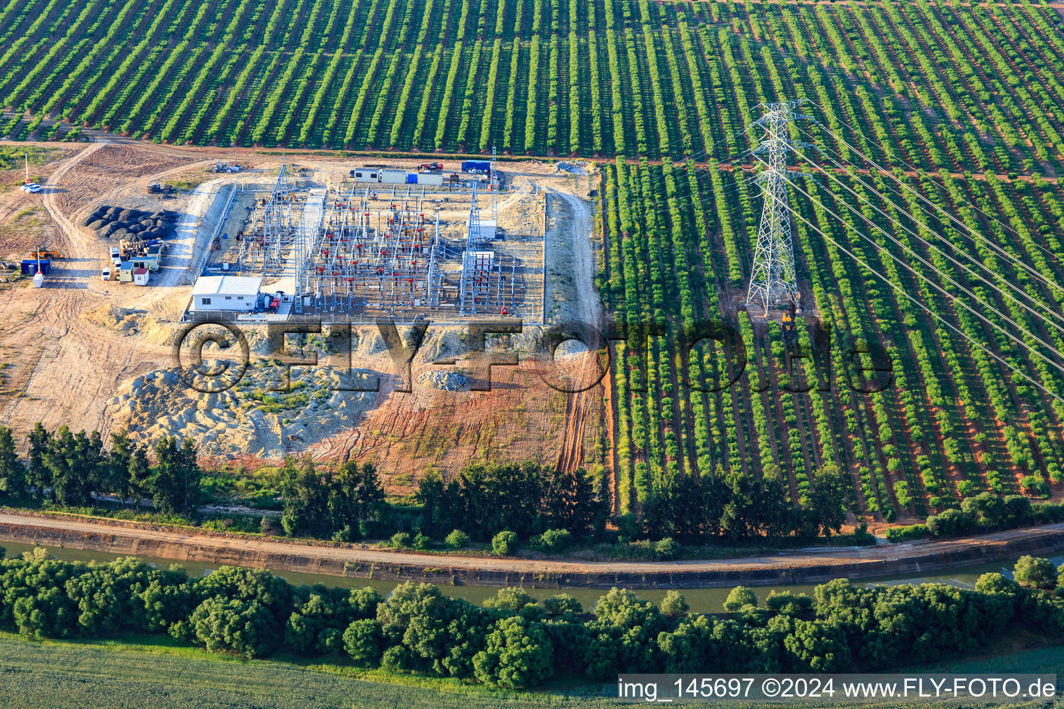 Neues Umspannwerk am Kanal in Dos Hermanas im Bundesland Sevilla, Spanien