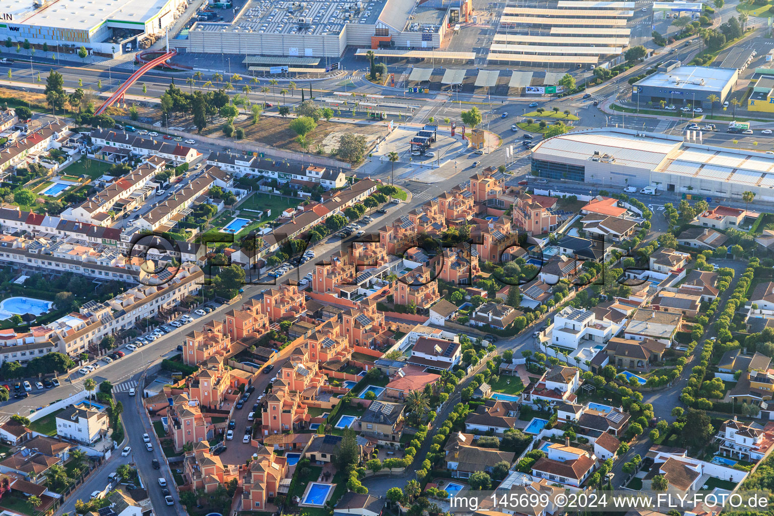 Einheitliche ockerfarbene Einfamilienhausbebauung an der C. del Paso, in Dos Hermanas im Bundesland Sevilla, Spanien