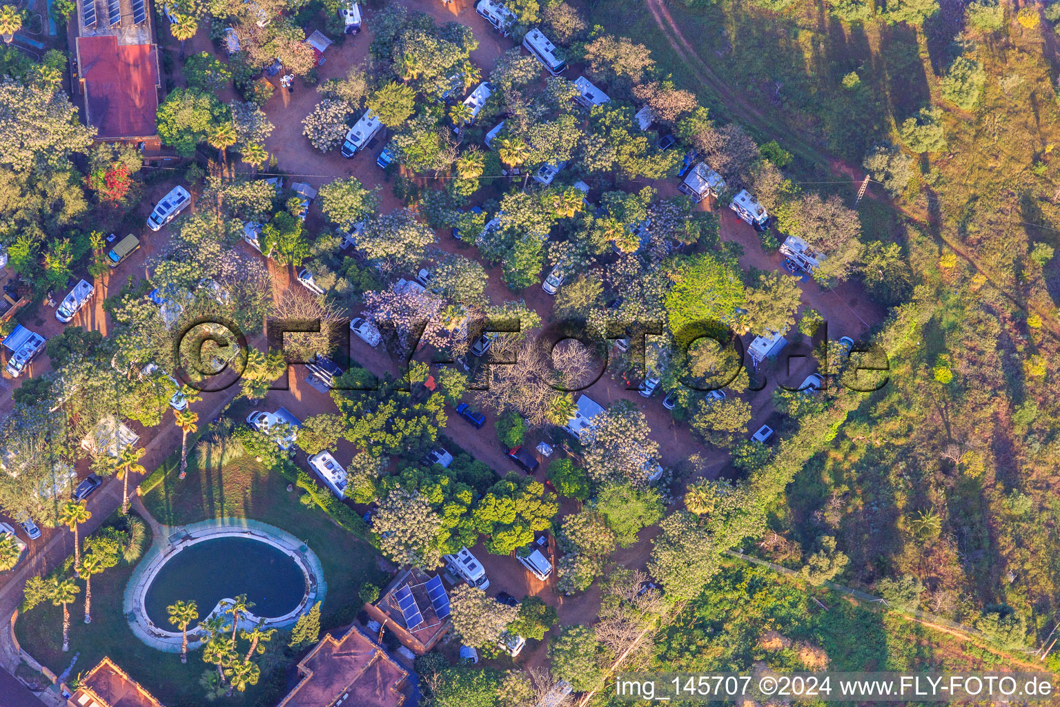 Schrägluftbild von Camping Villsom Sevilla in Dos Hermanas, Spanien