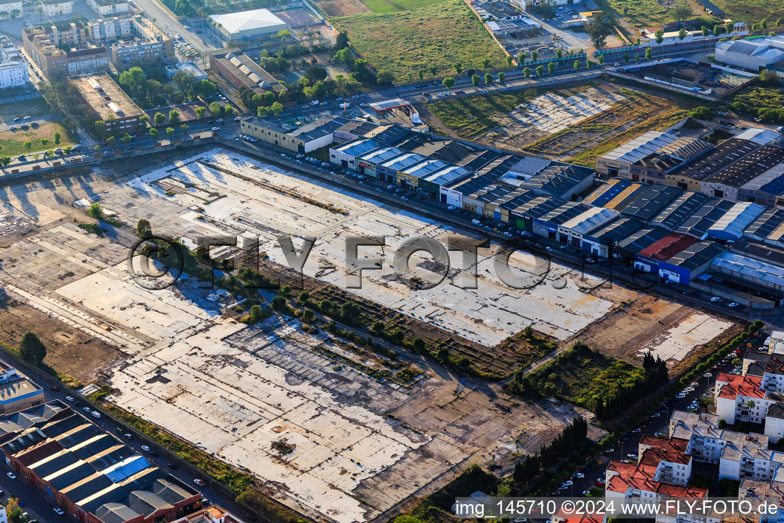 Abgerissene Gebäude auf ehemaligem Fabrikgeländer in der C. Monzón in Dos Hermanas im Bundesland Sevilla, Spanien
