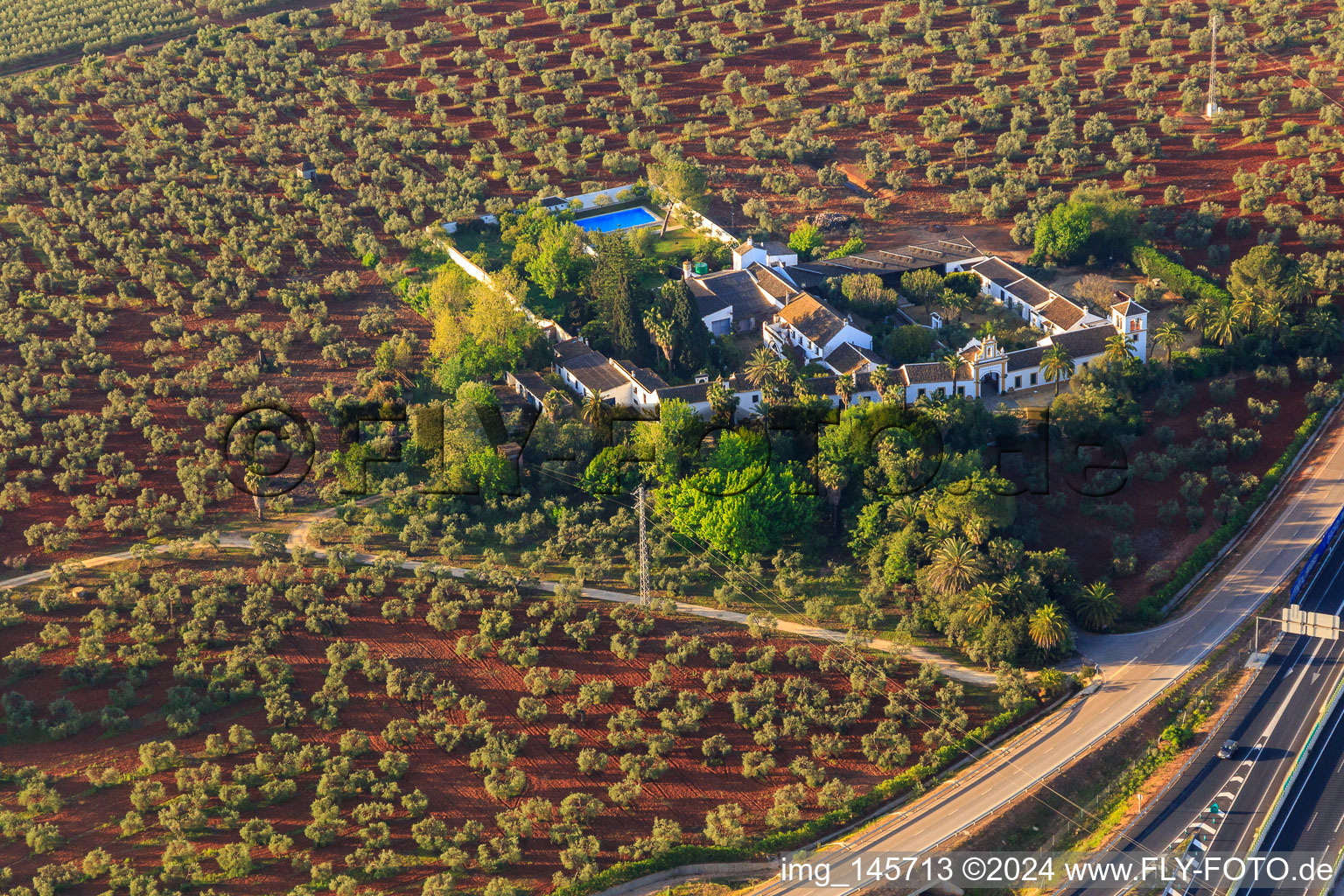 Hacienda nueva del Rosario zwischen Olivenbaumplantagen in Dos Hermanas im Bundesland Sevilla, Spanien