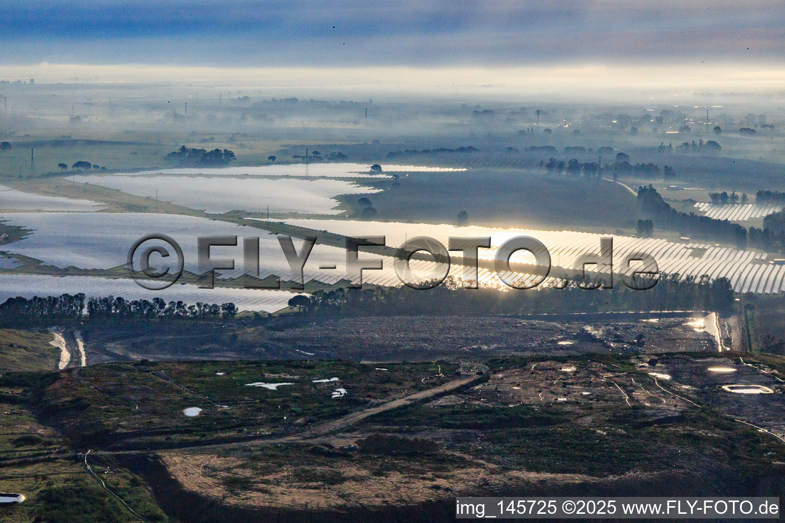 Schrägluftbild von Rieseige Fotovoltaik-Solarstromanlage PFV DON RODRIGO an der Müllverbrennung in Alcalá de Guadaíra im Bundesland Sevilla, Spanien
