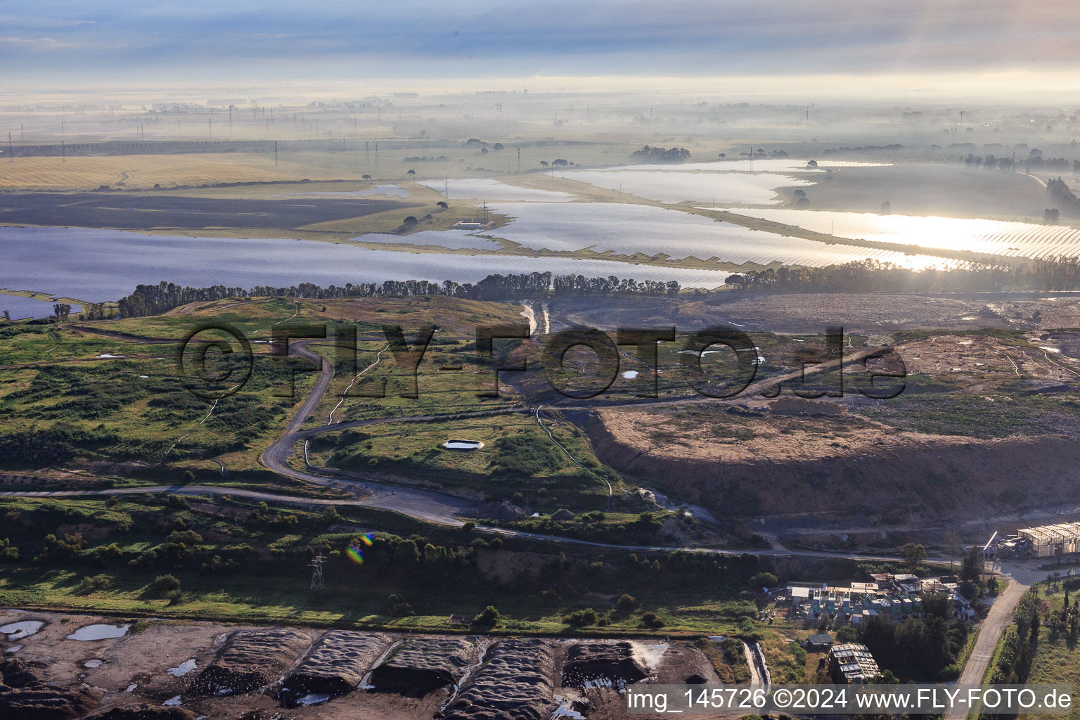 Rieseige Fotovoltaik-Solarstromanlage PFV DON RODRIGO an der Müllverbrennung in Alcalá de Guadaíra im Bundesland Sevilla, Spanien von oben