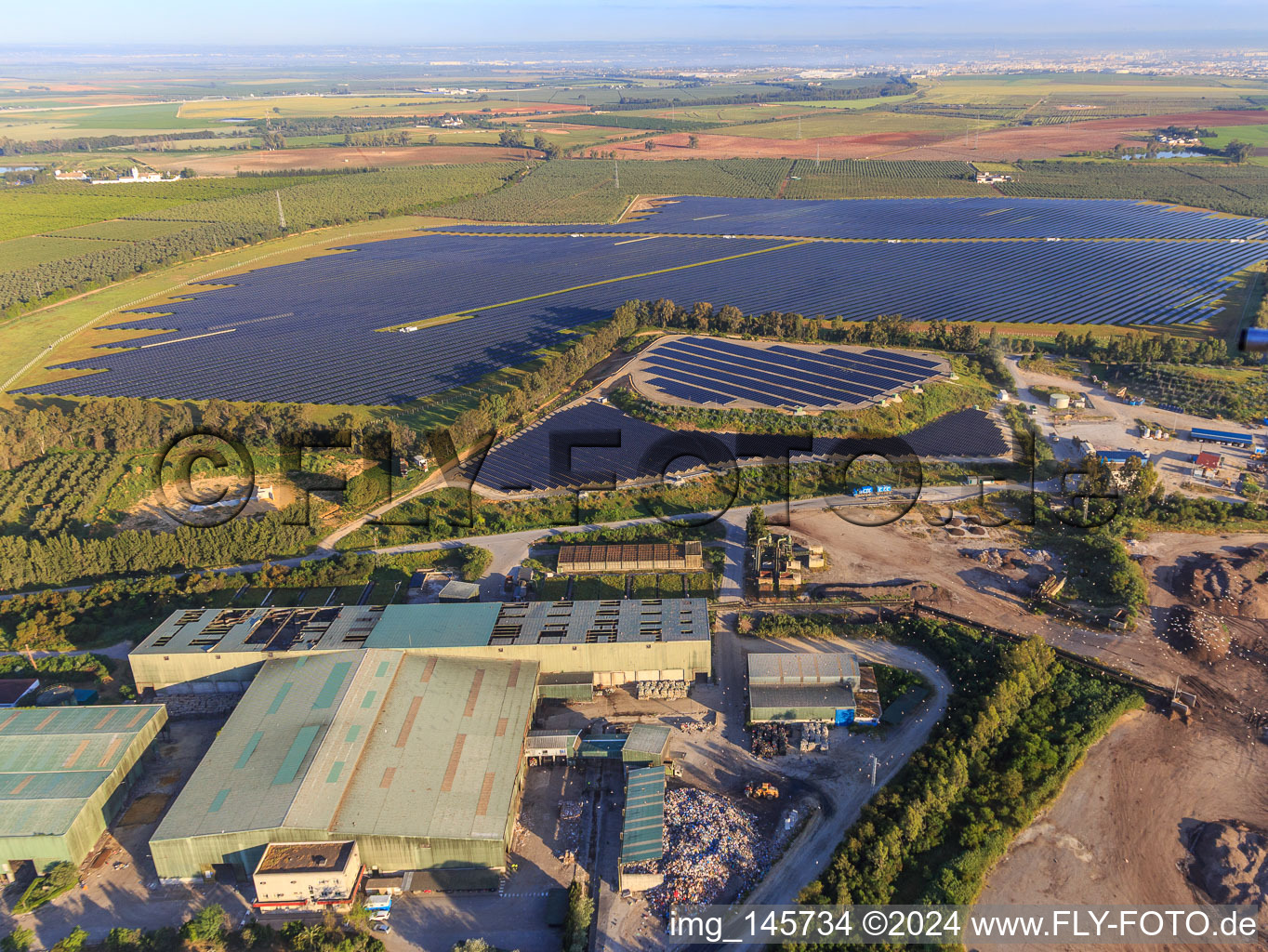 Luftbild von Rieseige Fotovoltaik-Solarstromanlage PFV DON RODRIGO an der Mülldeponie CIT Montemarta -se in Alcalá de Guadaíra im Bundesland Sevilla, Spanien