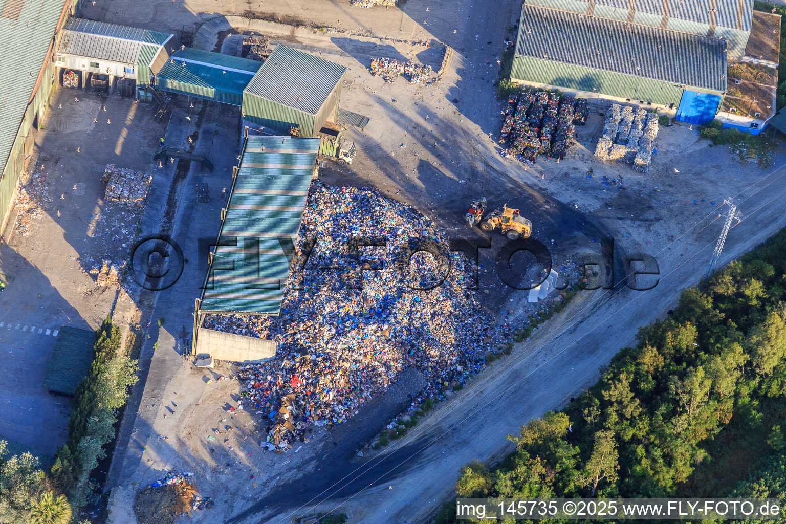 Haufen angelieferter Müll an der Mülldeponie CIT Montemarta -se in Alcalá de Guadaíra im Bundesland Sevilla, Spanien