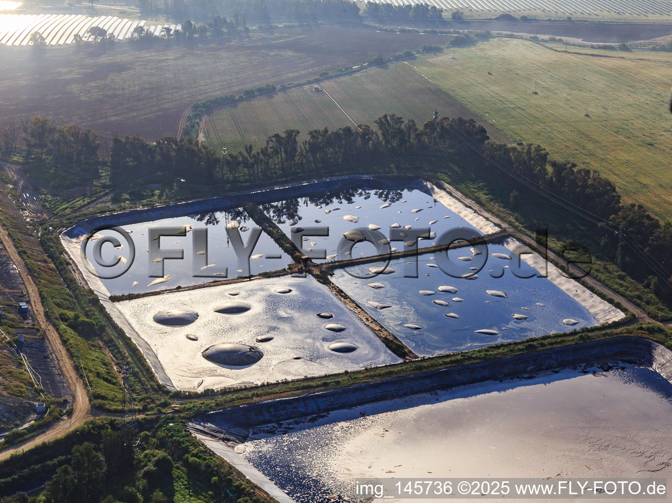 Luftbild von Klärbecken an der Müllhalde mit großen Faulgasblasen in Utrera im Bundesland Sevilla, Spanien