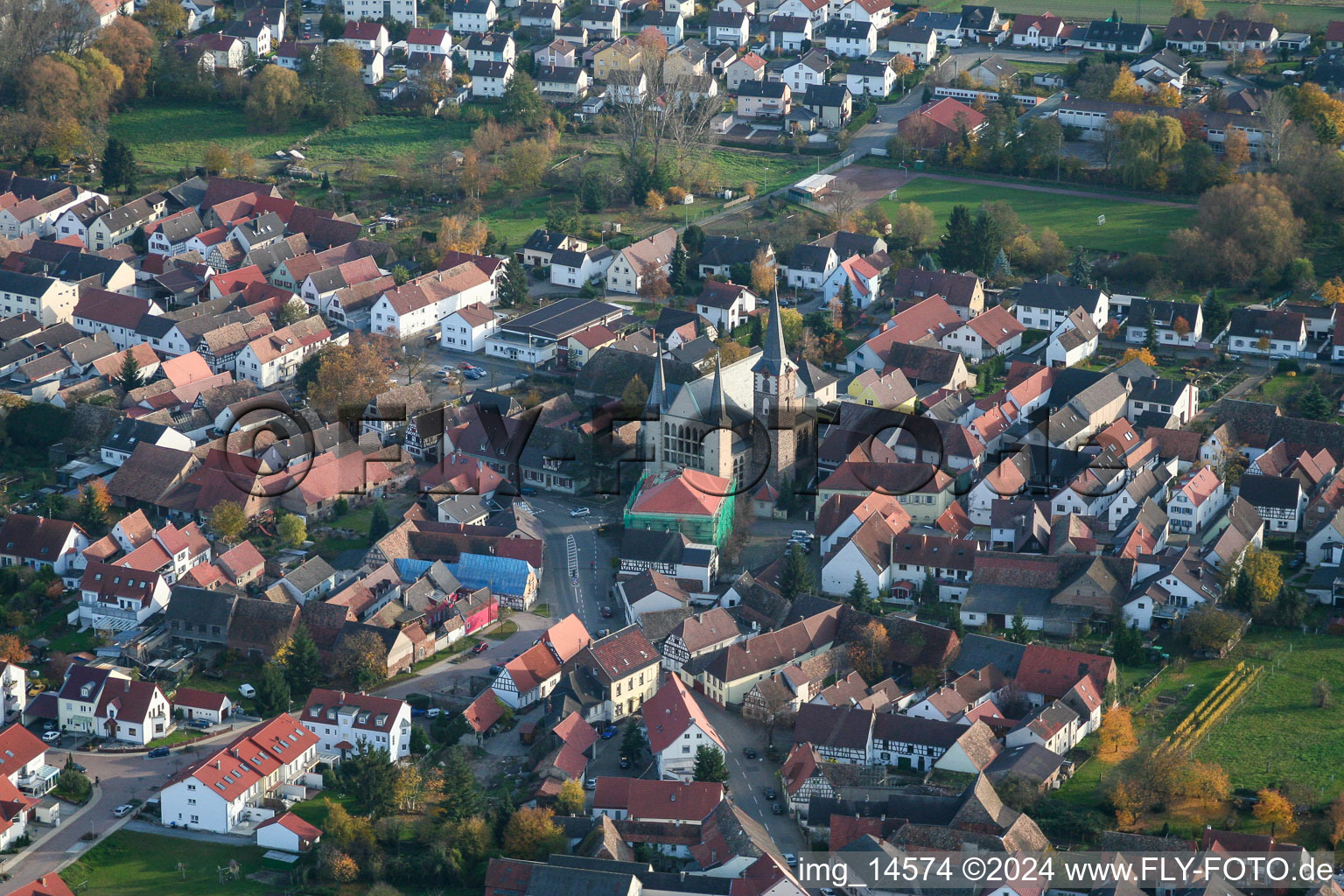 Luftaufnahme von Dorf - Ansicht im Ortsteil Geinsheim in Neustadt an der Weinstraße im Bundesland Rheinland-Pfalz, Deutschland