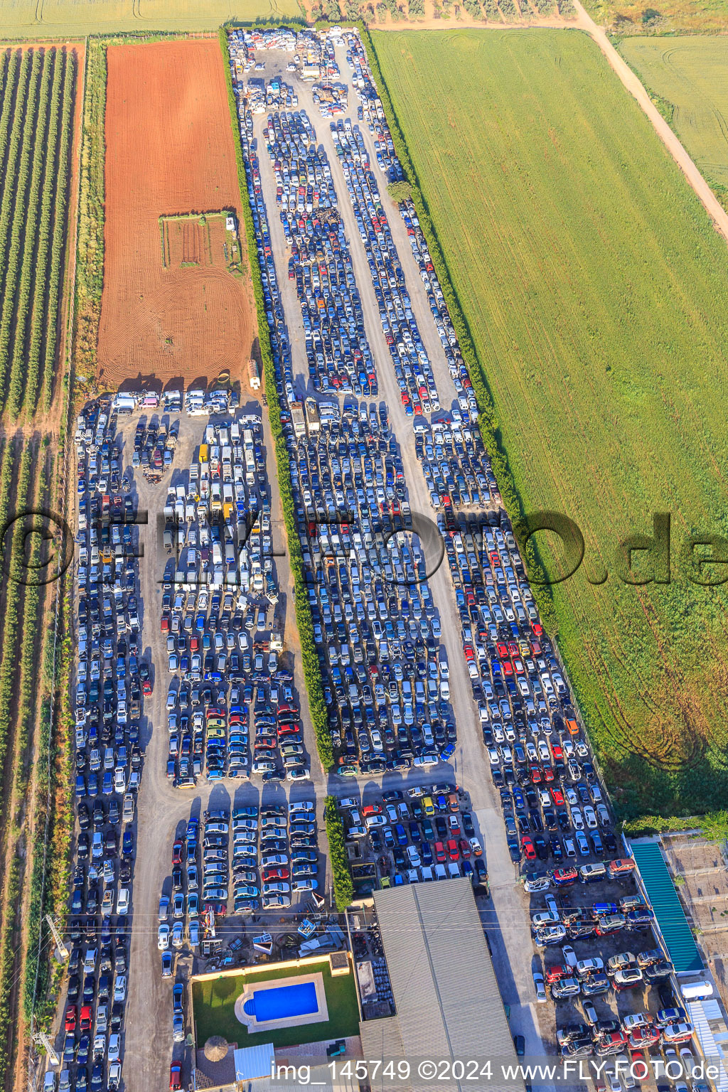 Reihen von gestapelten alten Fahrzeugen auf dem Schrottplatz Desguace Siglo 21 in Dos Hermanas im Bundesland Sevilla, Spanien von oben