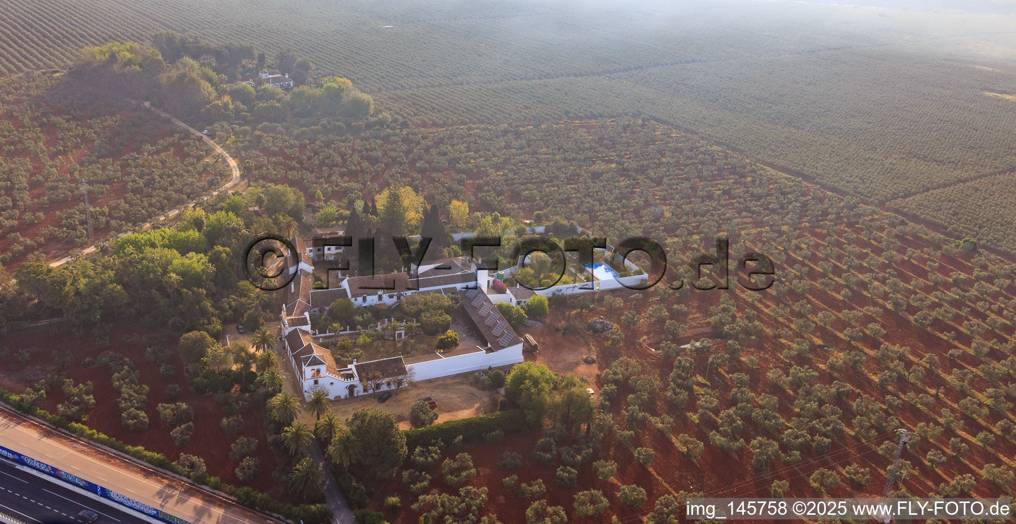 Hacienda nueva del Rosario zwischen Olivenbaumplantagen an der A-4 Autovia del Sur in Dos Hermanas im Bundesland Sevilla, Spanien