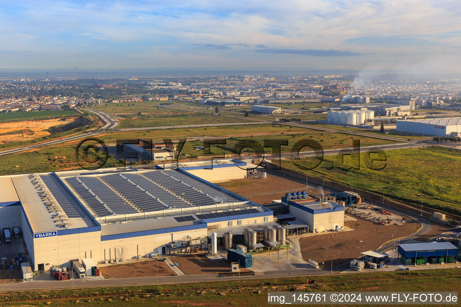 Luftbild von Olivenölabfüllbetrieb Ybarra Food Group und  Aceites La Masía in Dos Hermanas im Bundesland Sevilla, Spanien