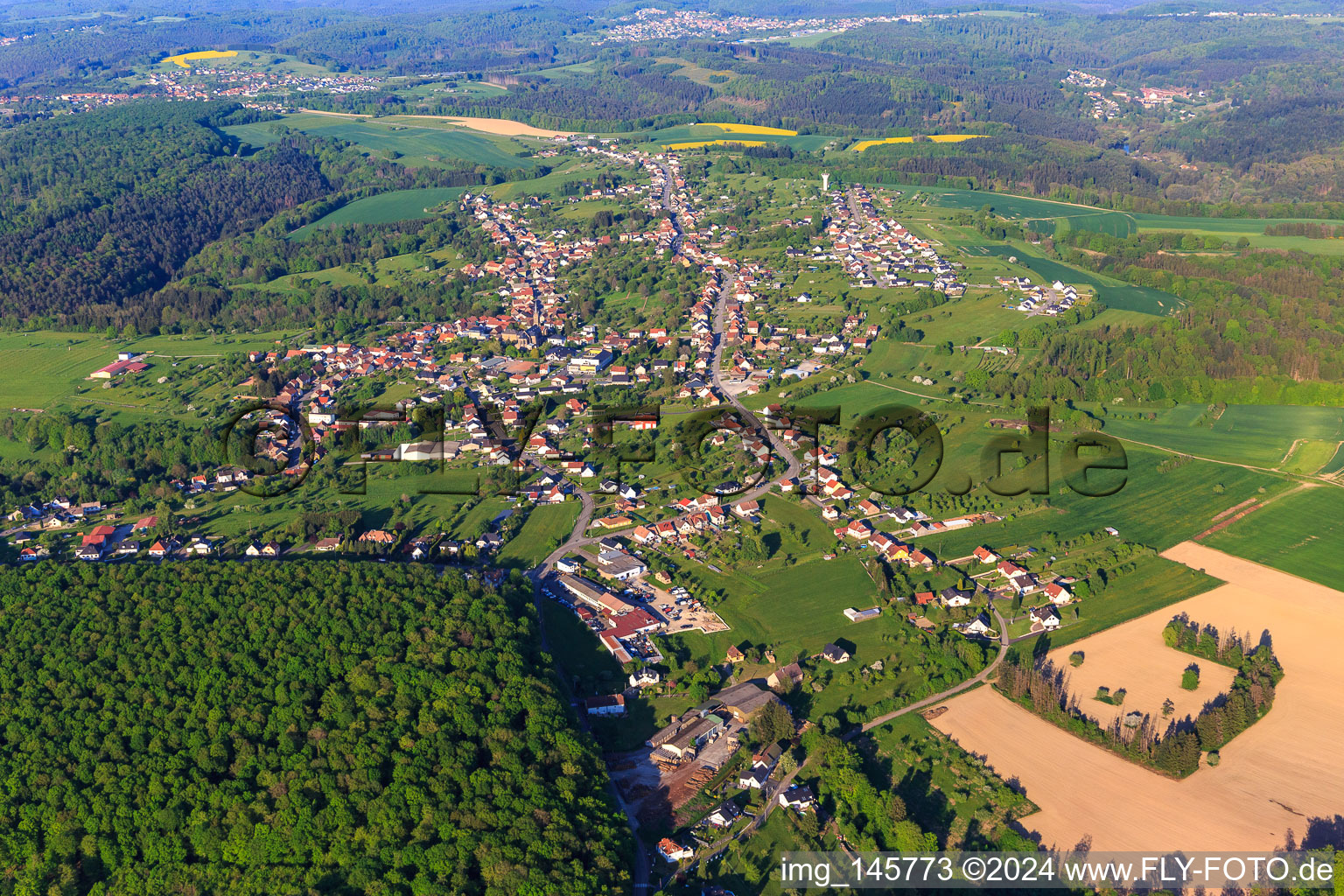 Ortsansicht am Abend aus Südwesten in Montbronn im Bundesland Moselle, Frankreich