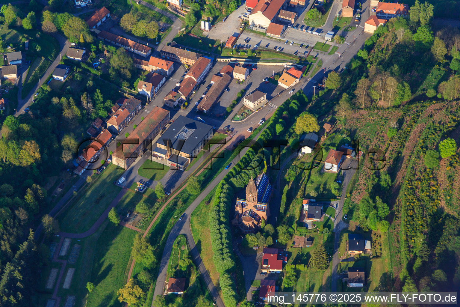 Post und Rathaus in der Dorfmitte in Saint-Louis-lès-Bitche im Bundesland Moselle, Frankreich