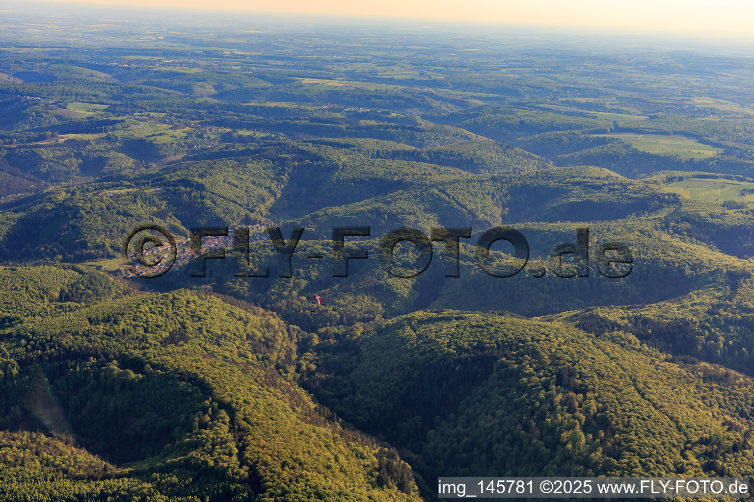 Dorfansicht vom Ortsteil Althhordn im Judenthal in den Nordvogesen aus Norden in Goetzenbruck im Bundesland Moselle, Frankreich