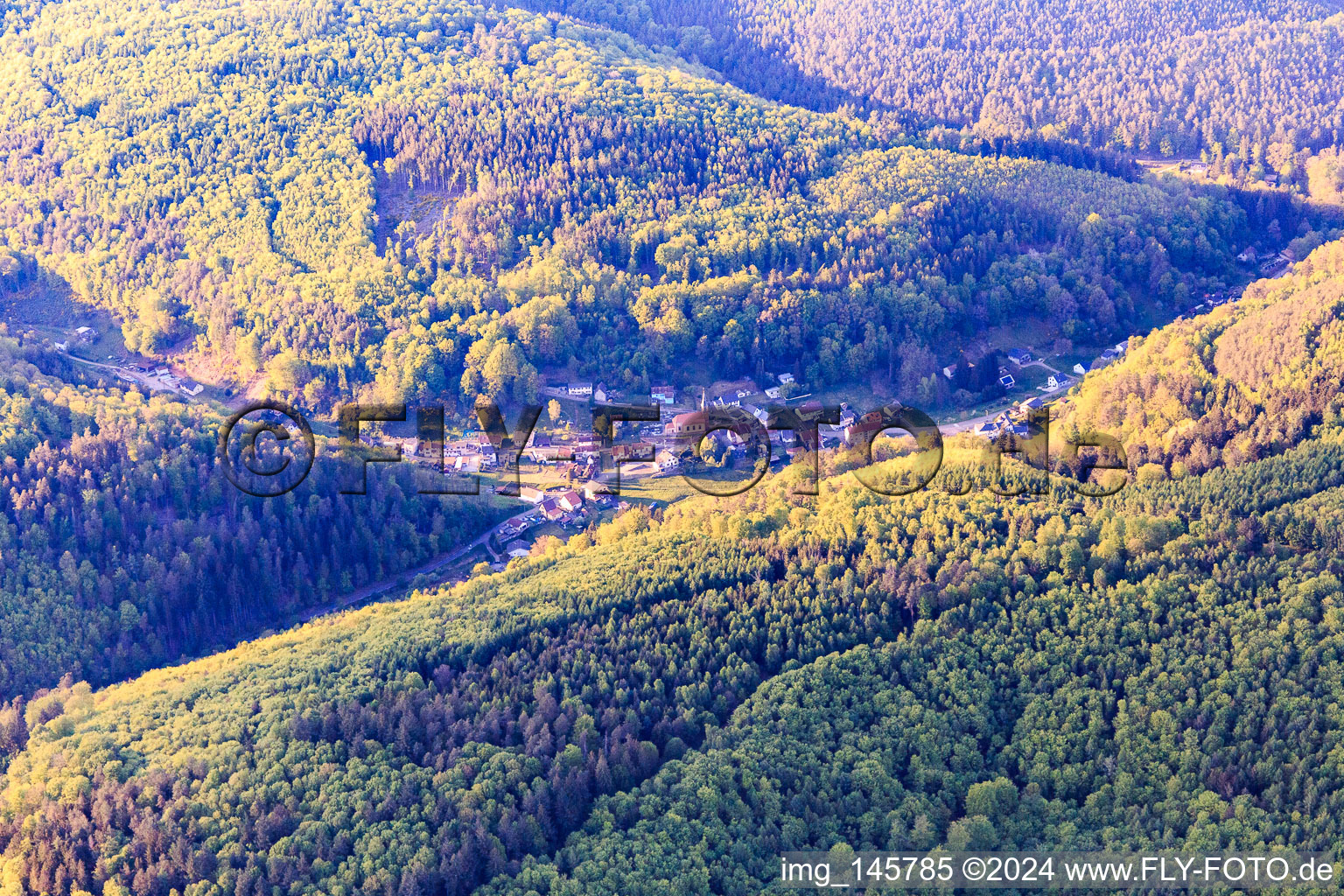 Dorfansicht am Abend in einem Tal der Nordvogesen aus Südosten in Soucht im Bundesland Moselle, Frankreich