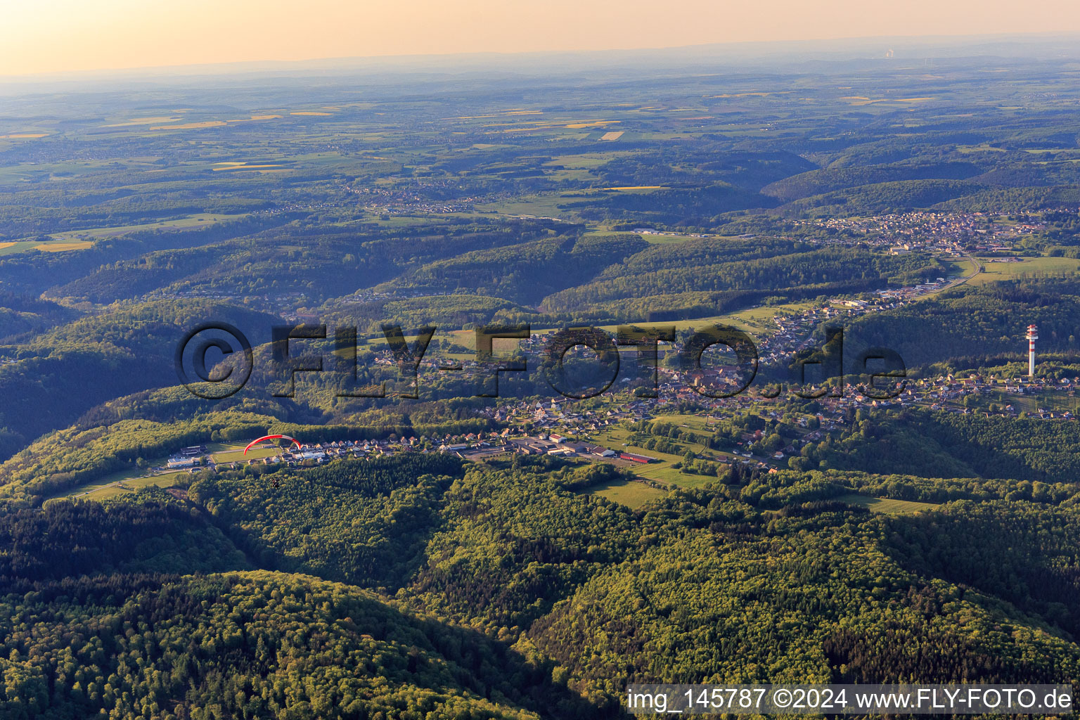 Ortsansicht in den Nordvogesen von Süden in Goetzenbruck im Bundesland Moselle, Frankreich