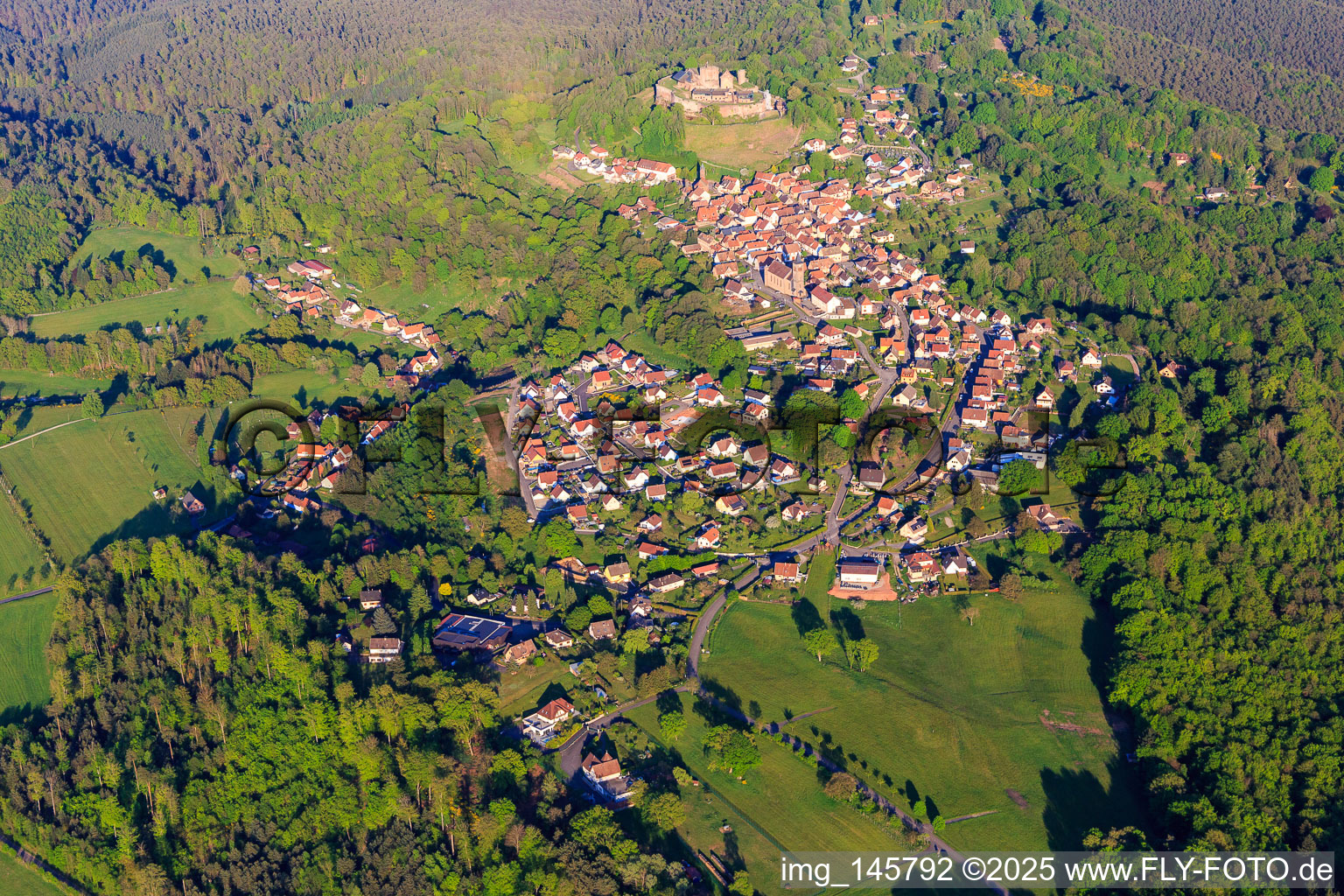 Ortsansicht in den Nordvogesen aus Westen unter dem Château de Lichtenberg im Bundesland Bas-Rhin, Frankreich