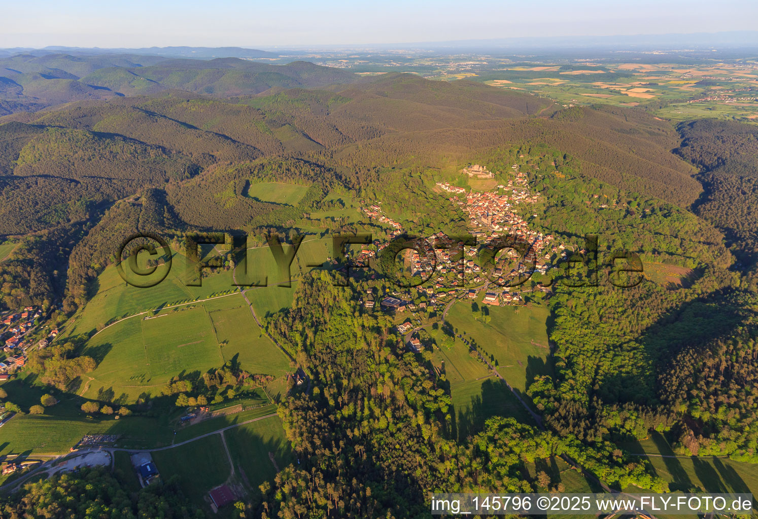 Schrägluftbild von Ortsansicht in den Nordvogesen aus Westen unter dem Château de Lichtenberg im Bundesland Bas-Rhin, Frankreich