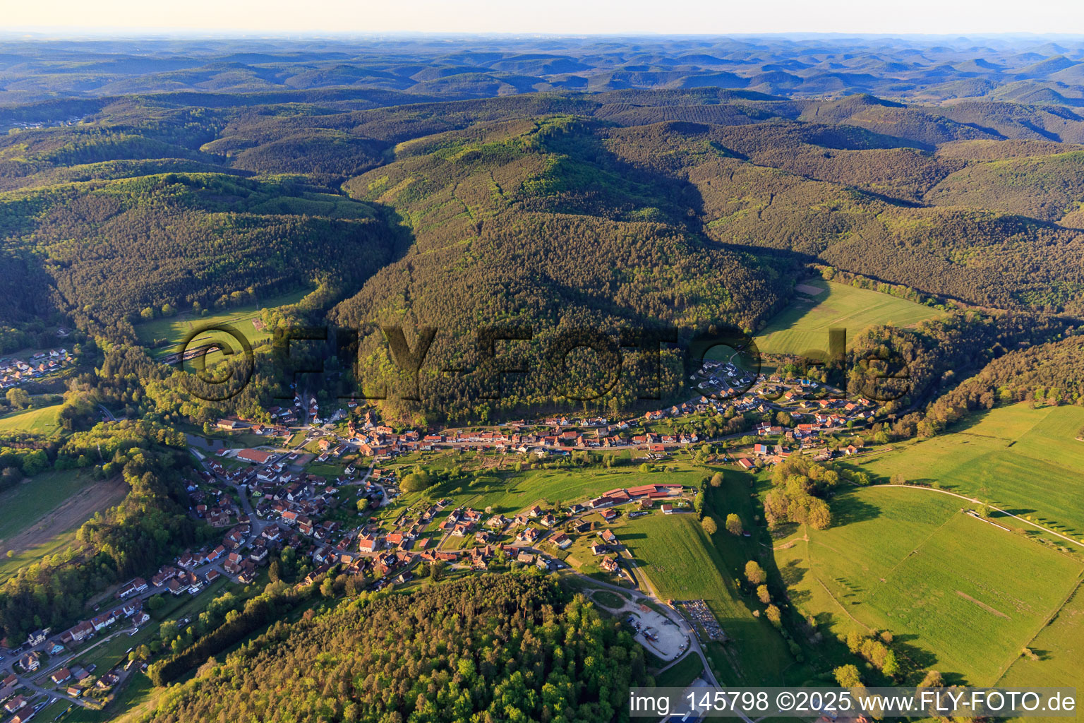 Ortsansicht in den Nordvogesen aus Süden in Reipertswiller im Bundesland Bas-Rhin, Frankreich