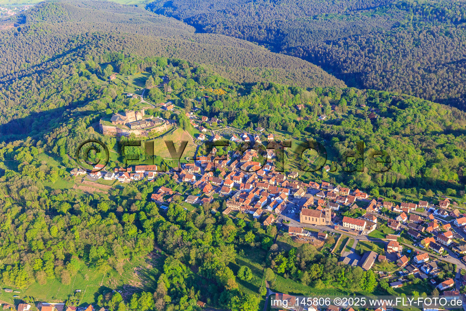 Luftbild von Ortsansicht in den Nordvogesen aus Nordwesten mit Kirche Notre-Dame-Marie-Auxilliatrice unter dem Château de Lichtenberg im Bundesland Bas-Rhin, Frankreich