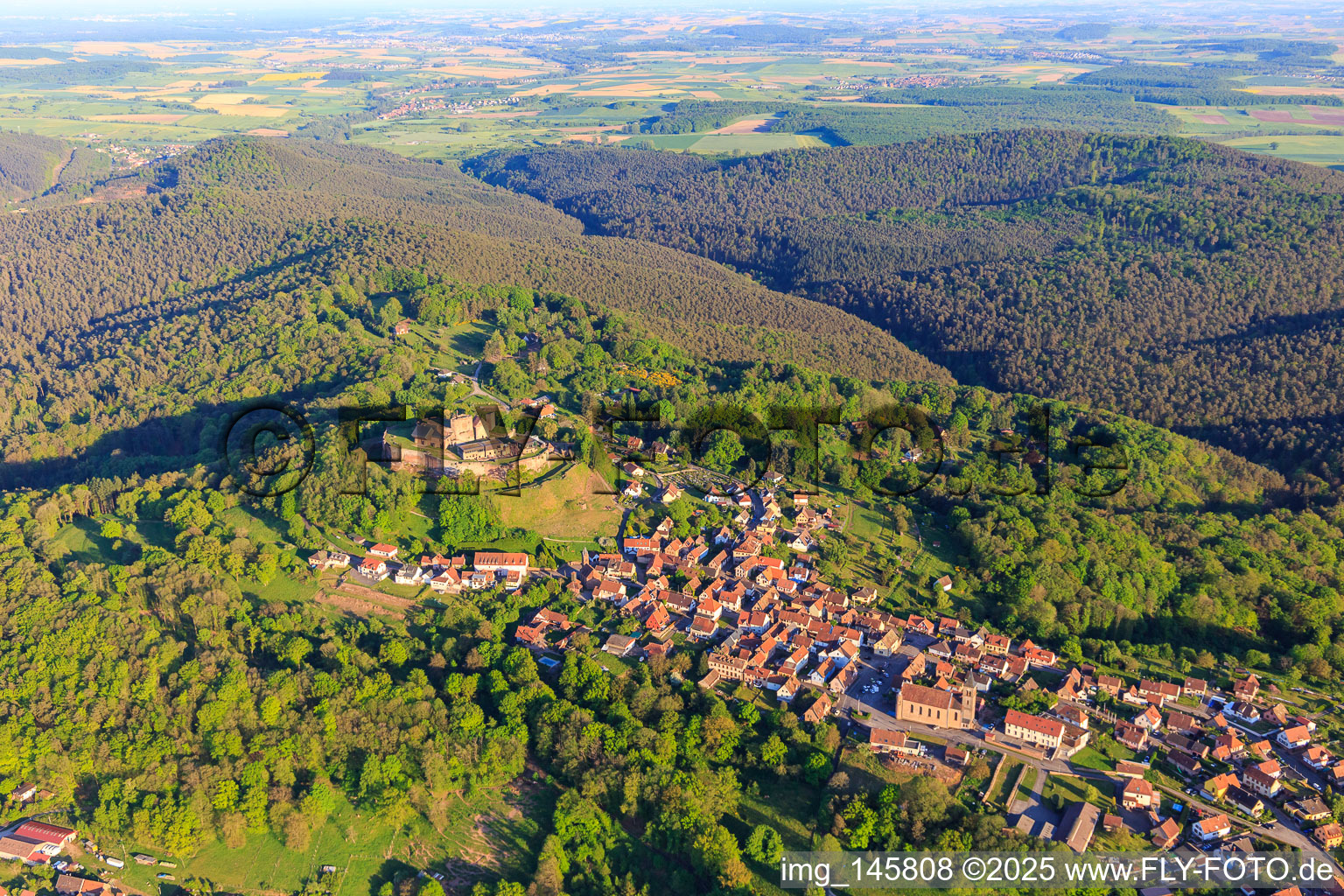 Luftaufnahme von Ortsansicht in den Nordvogesen aus Nordwesten mit Kirche Notre-Dame-Marie-Auxilliatrice unter dem Château de Lichtenberg im Bundesland Bas-Rhin, Frankreich