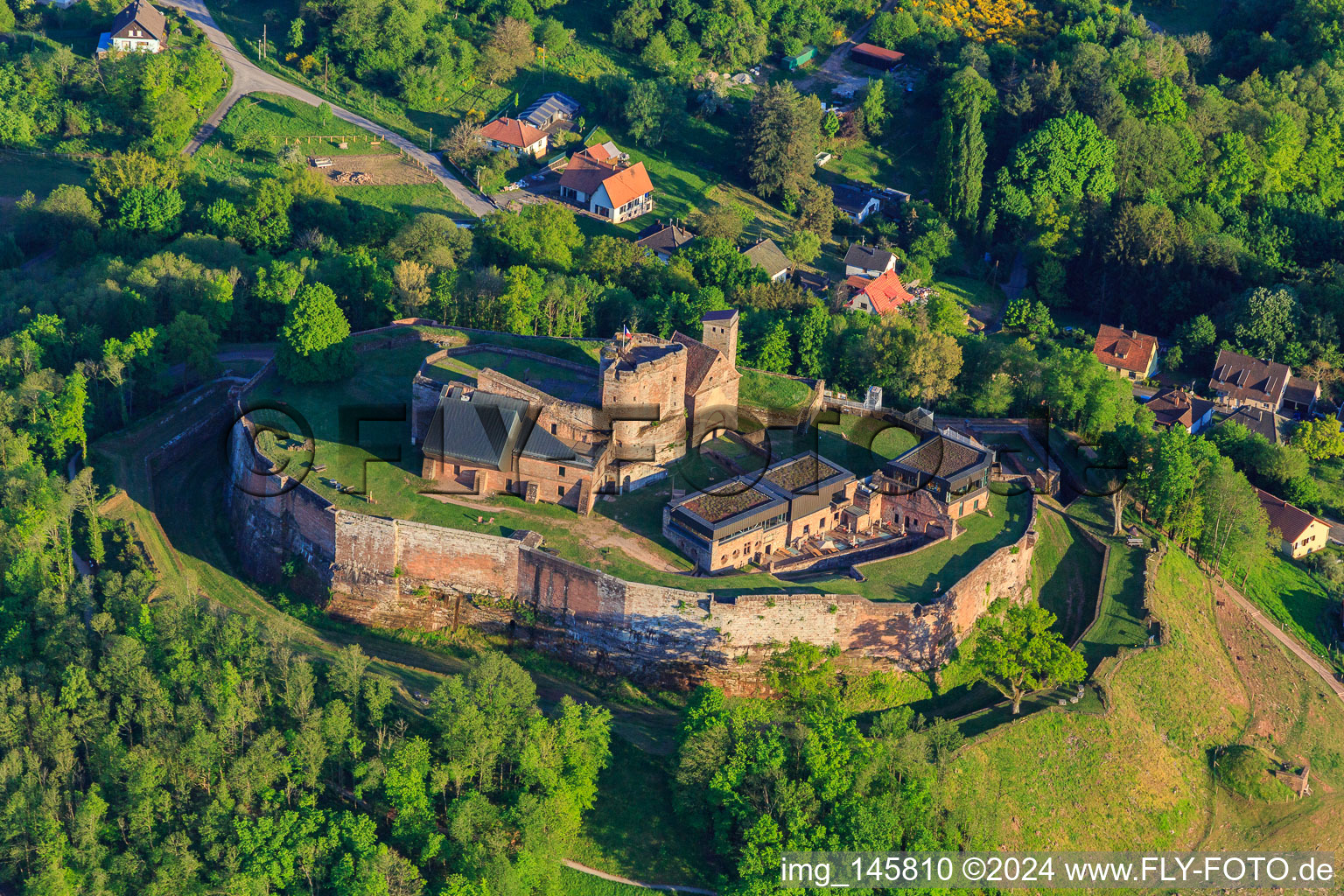 Luftaufnahme von Château de Lichtenberg von Nordwesten im Bundesland Bas-Rhin, Frankreich