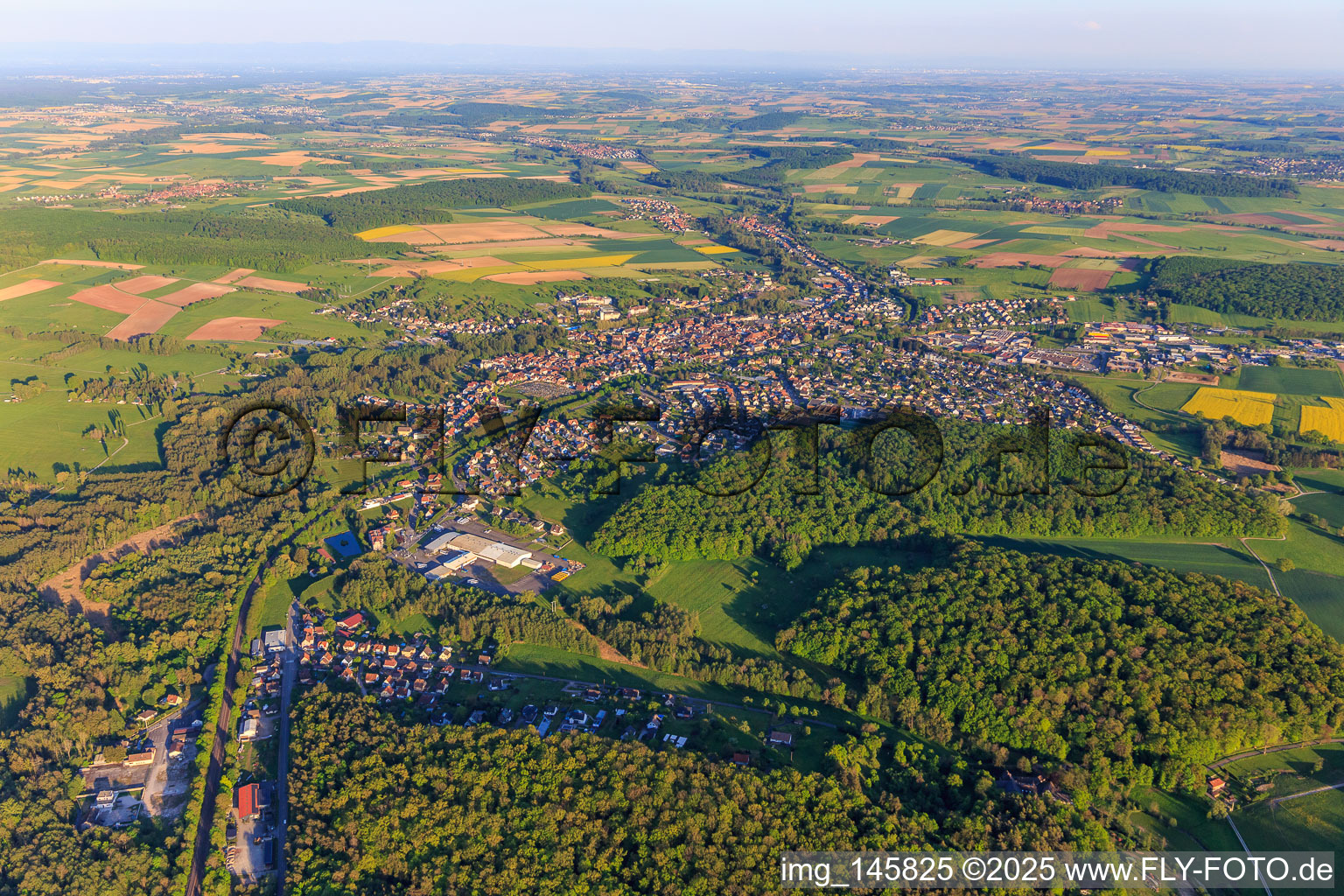 Ortsansicht am Rand der Nordvogesen aus Nordwesten in Ingwiller im Bundesland Bas-Rhin, Frankreich