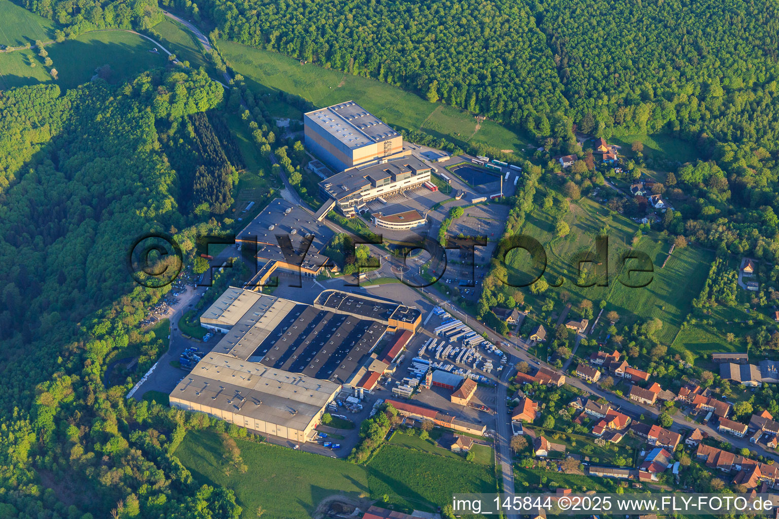 Luftbild von Weinkellerei Louis Eschenauer und les Grands Chais de France in Petersbach im Bundesland Bas-Rhin, Frankreich