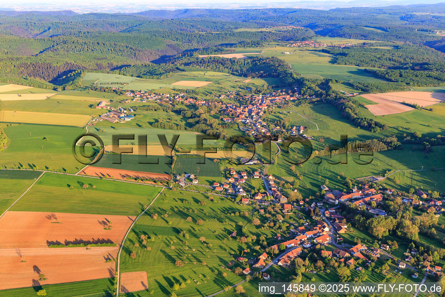 Ortsansicht am Rand der Nordvogesen aus Nordwesten in Ottwiller im Bundesland Bas-Rhin, Frankreich