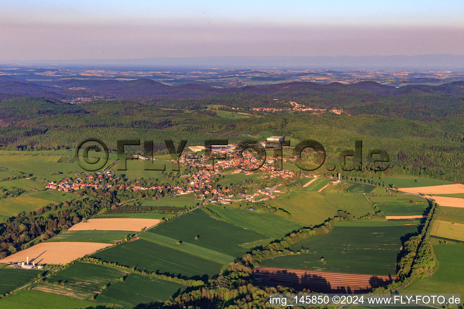 Ortsansicht am Abend aus Nordwesten in Petersbach im Bundesland Bas-Rhin, Frankreich