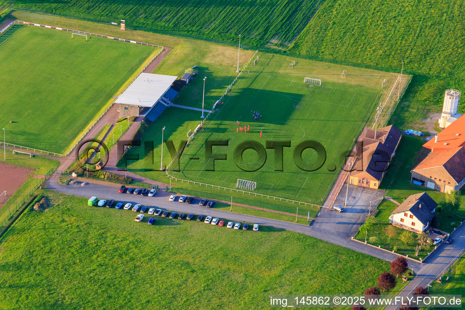 Sportplatz des ASI Avenir Football in Adamswiller im Bundesland Bas-Rhin, Frankreich