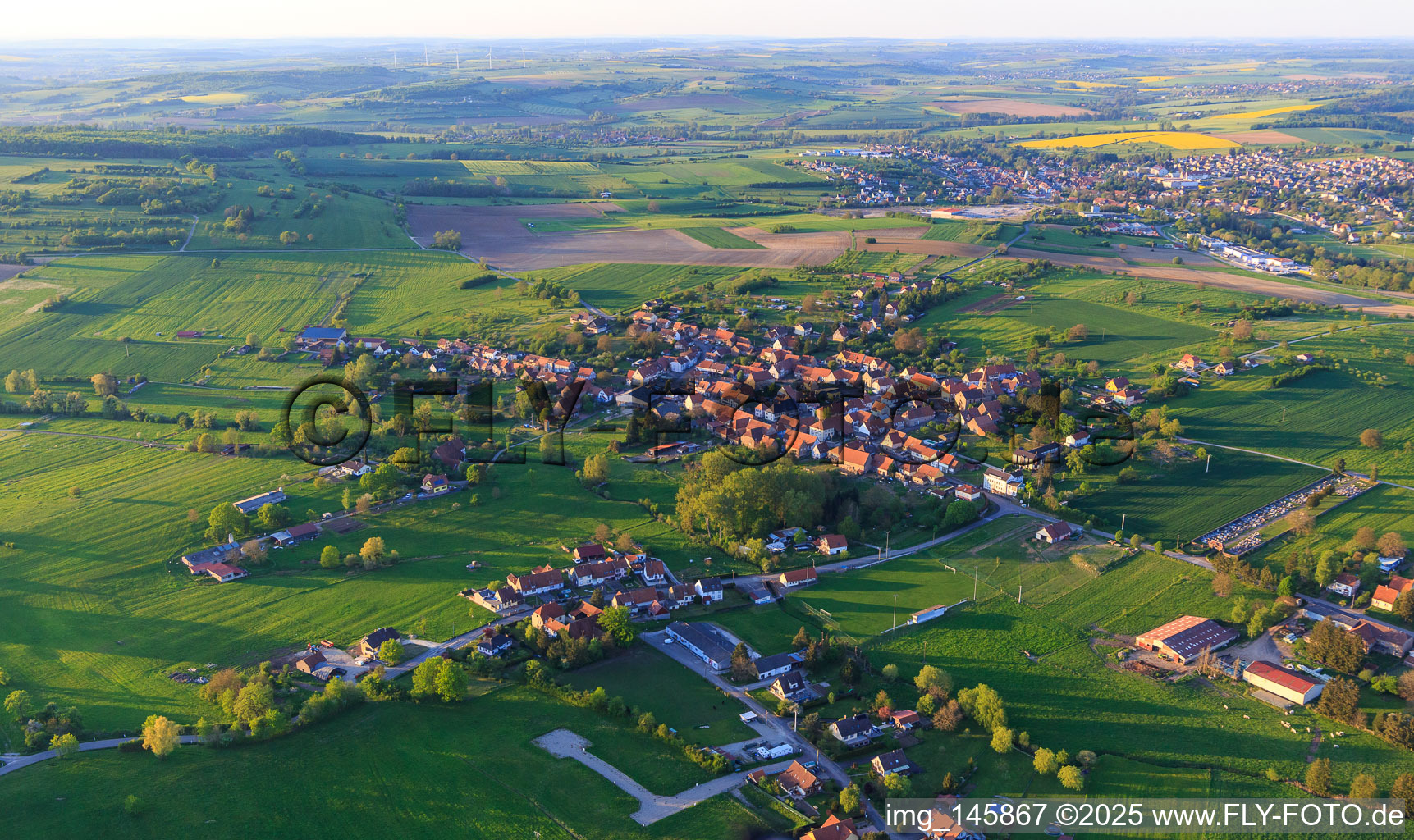 Luftbild von Dorfansicht aus Südwesten in Mackwiller im Bundesland Bas-Rhin, Frankreich