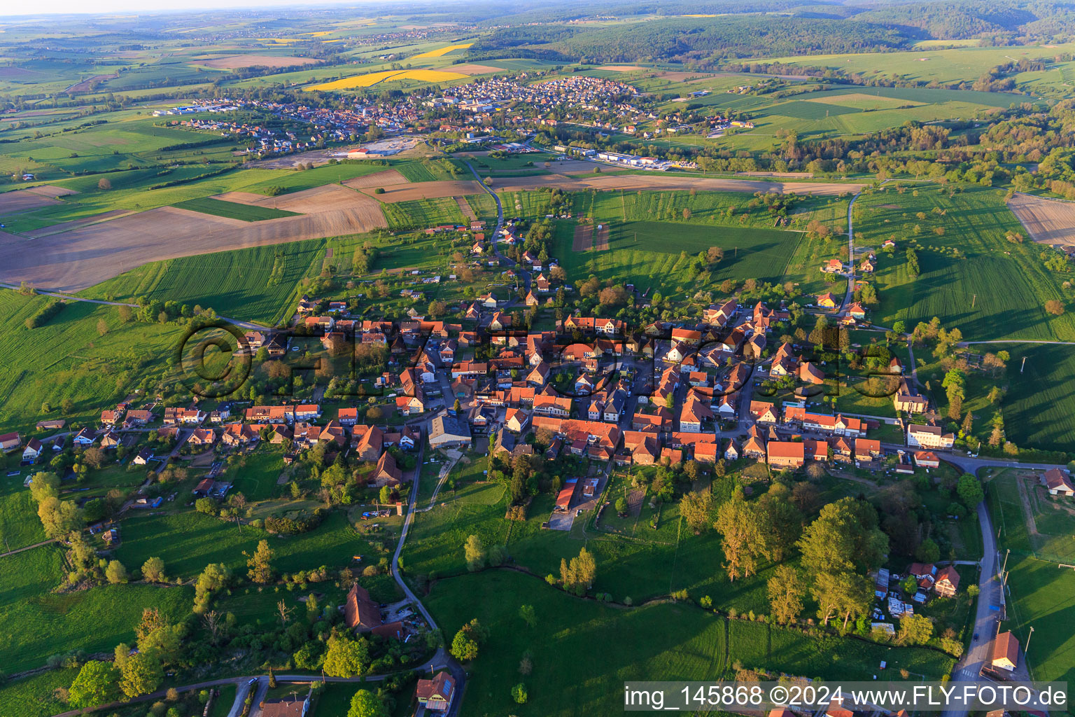 Dorfansicht aus Westen in Mackwiller im Bundesland Bas-Rhin, Frankreich