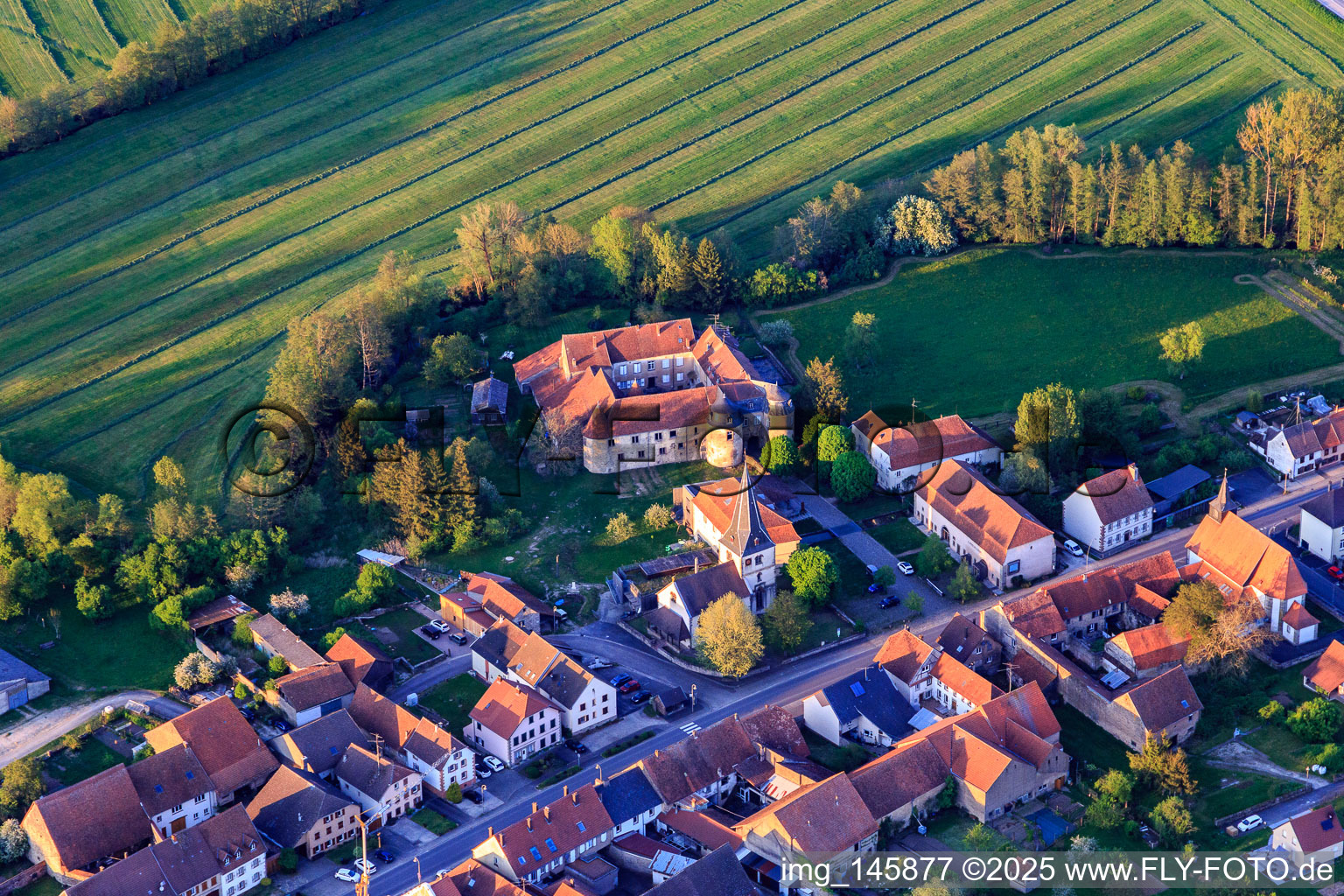 Luftbild von Protestanitsche Kirche und Schloss Lorentzen im Bundesland Bas-Rhin, Frankreich