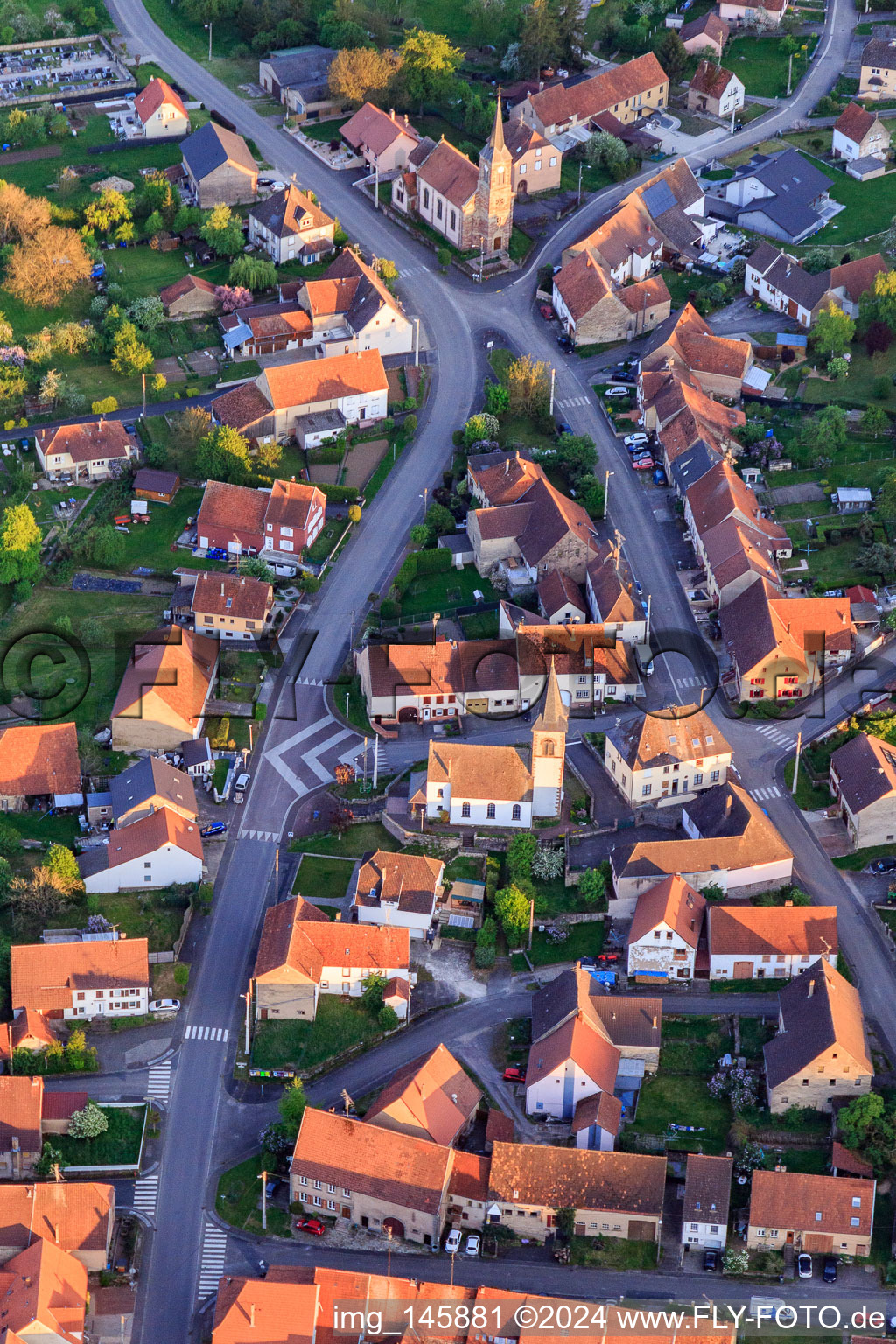 Zwei Kirchen in der Dorfmitte von Norden in Vœllerdingen im Bundesland Bas-Rhin, Frankreich